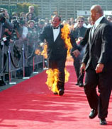 Un invitado acude por la alfombra roja... ¡ardiendo en llamas!